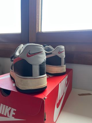 Nike Air Force 1 Negras, Rojas y Blancas