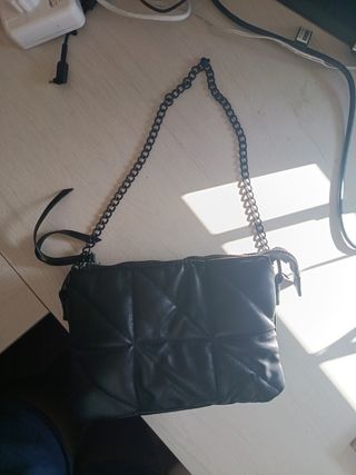 Bolso negro acolchado con cadena
