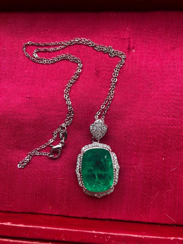 Conjunto pendientes,anillo y colgante con cadena .