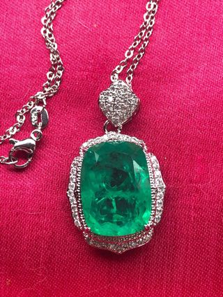 Conjunto pendientes,anillo y colgante con cadena .