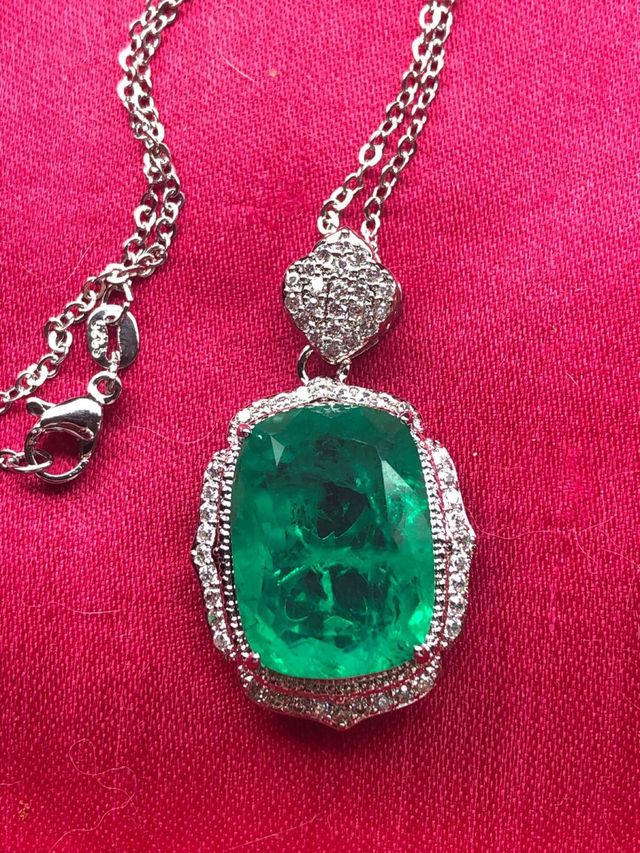 Conjunto pendientes,anillo y colgante con cadena .