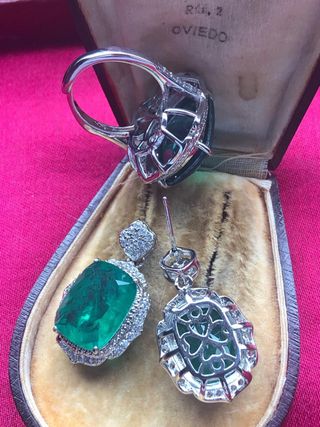 Conjunto pendientes,anillo y colgante con cadena .