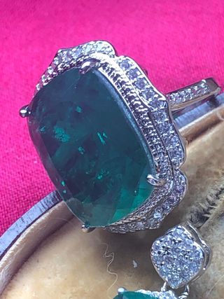 Conjunto pendientes,anillo y colgante con cadena .