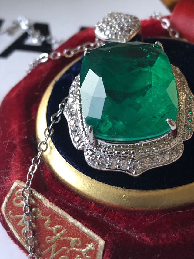 Conjunto pendientes,anillo y colgante con cadena .