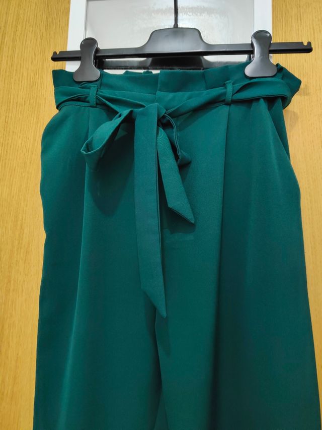 Pantalón verde con cinturón