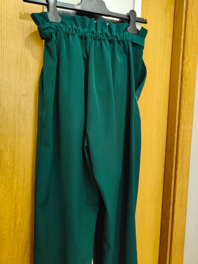Pantalón verde con cinturón