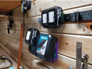 MAKITA 18v Soporte cargador + 2 soportes baterias