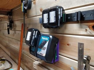 MAKITA 18v Soporte cargador + 2 soportes baterias