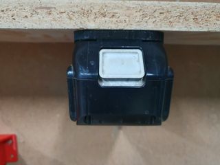 MAKITA 18v Soporte cargador + 2 soportes baterias