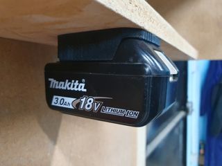 MAKITA 18v Soporte cargador + 2 soportes baterias