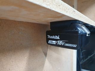MAKITA 18v Soporte cargador + 2 soportes baterias