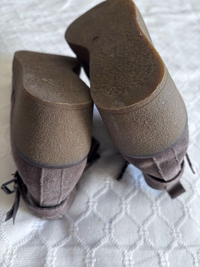 Botines de cuña marrones con tachuelas