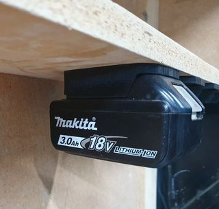 MAKITA Soporte DC18RD Dual + 2 soportes baterias
