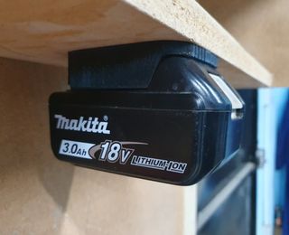 MAKITA Soporte DC18RD Dual + 2 soportes baterias