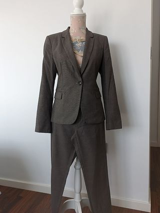 Traje de chaqueta gris oscuro