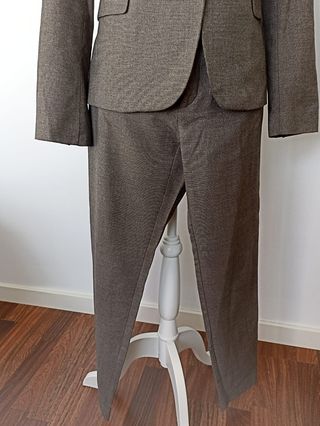 Traje de chaqueta gris oscuro
