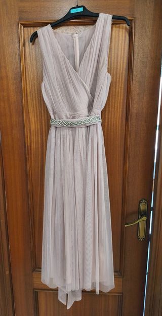 Vestido rosa nude con cinturón de pedrería