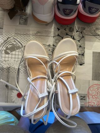 Sandalias blancas atadas talla 37