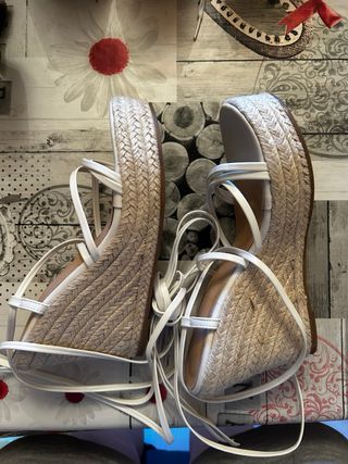 Sandalias blancas atadas talla 37