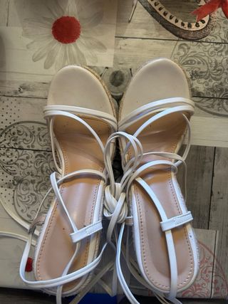 Sandalias blancas atadas talla 37