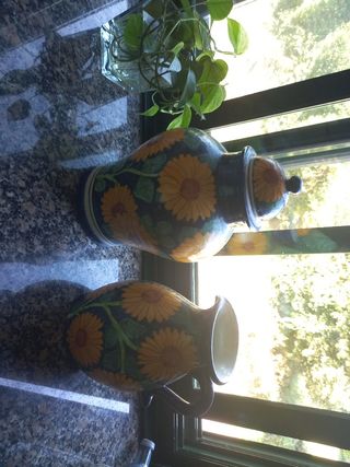 Botijo y jarra de cerámica con girasoles
