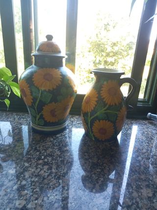 Botijo y jarra de cerámica con girasoles