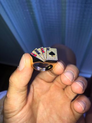 Anillo de cartas de póker con diamantes