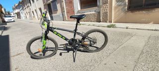 Bicicleta infantil BMX negra y verde