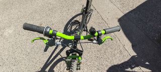 Bicicleta infantil BMX negra y verde