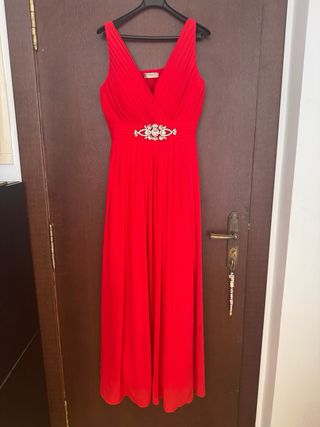 Vestido de fiesta rojo con pedrería