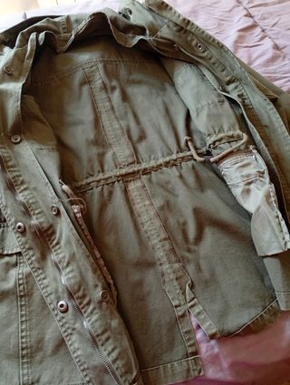 Parka verde militar con parches