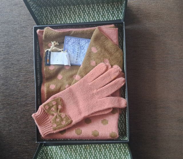 Set Essentials Bufanda y Guantes Edición Limitada