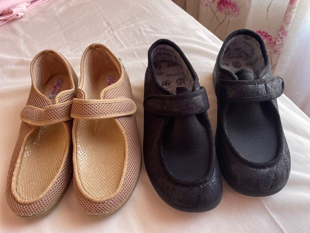 Zapatillas cómodas beige y negras