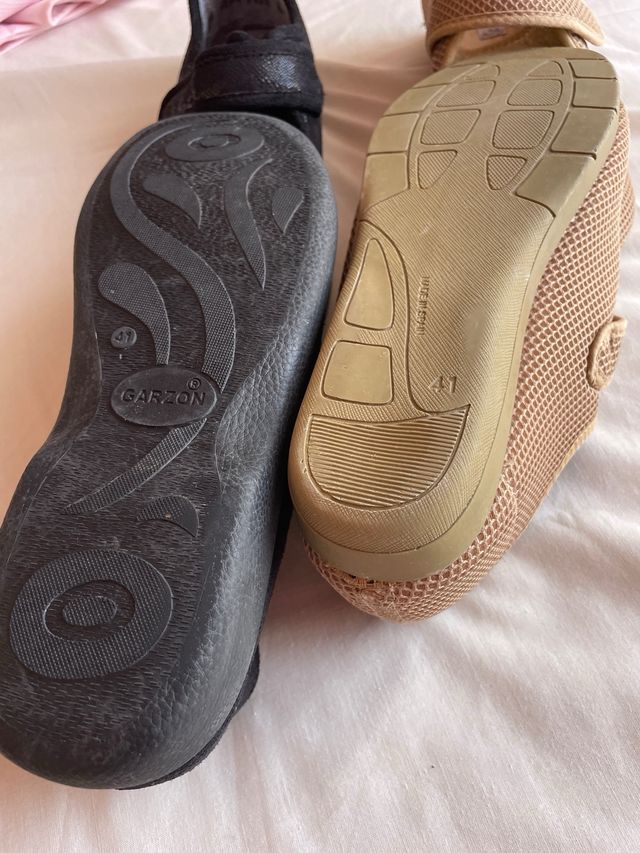 Zapatillas cómodas beige y negras