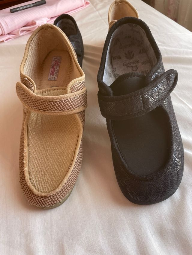 Zapatillas cómodas beige y negras