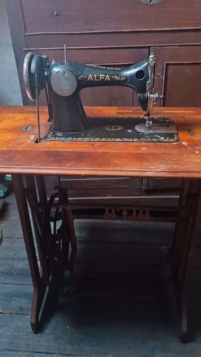 Máquina de coser Alfa antigua