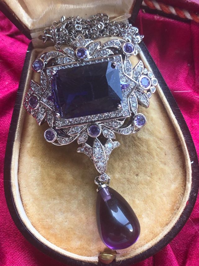 Colgante con cadena piedra malva