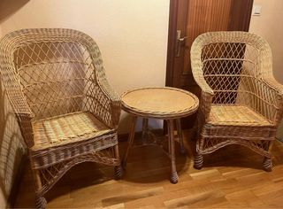 Conjunto mimbre: 2 sillas y mesa