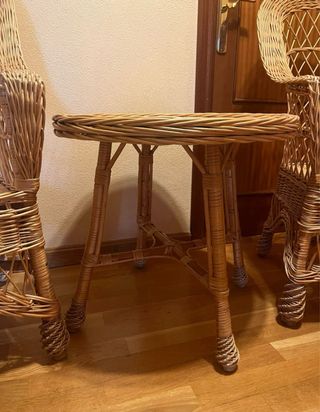 Conjunto mimbre: 2 sillas y mesa
