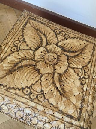 Caja de mimbre decorada con flores