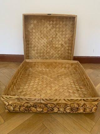 Caja de mimbre decorada con flores