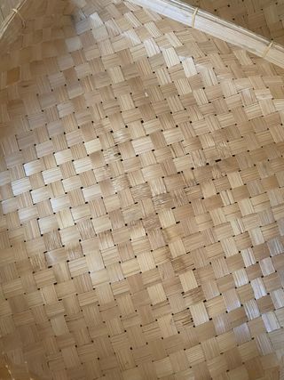 Caja de mimbre decorada con flores