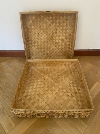 Caja de mimbre decorada con flores