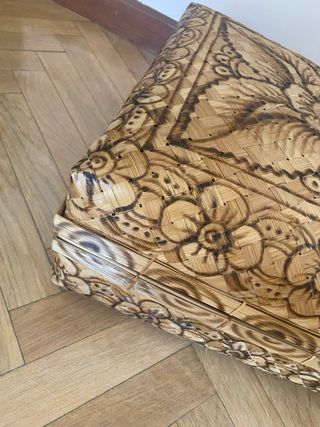 Caja de mimbre decorada con flores