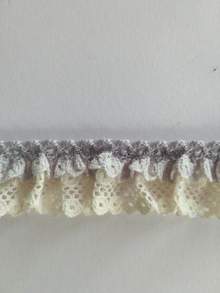 Punta fruncida marfil y gris