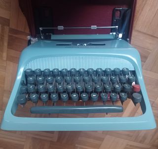 Máquina de escribir Olivetti Studio 44 con maletín