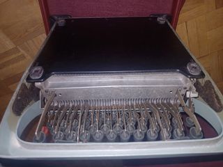 Máquina de escribir Olivetti Studio 44 con maletín