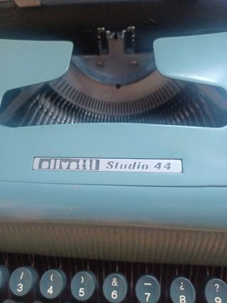 Máquina de escribir Olivetti Studio 44 con maletín