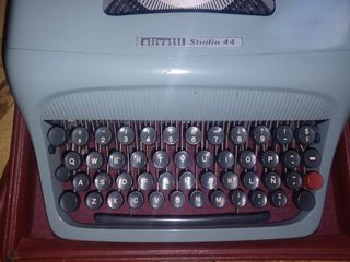 Máquina de escribir Olivetti Studio 44 con maletín