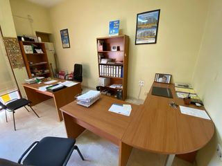 Mesas de oficina y estanterías